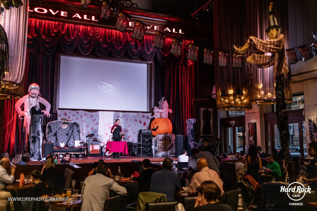 https://cdn.visitflorence.com/blog/wp-content/uploads/2025/10/26-october-magic-show-1024x683.jpg